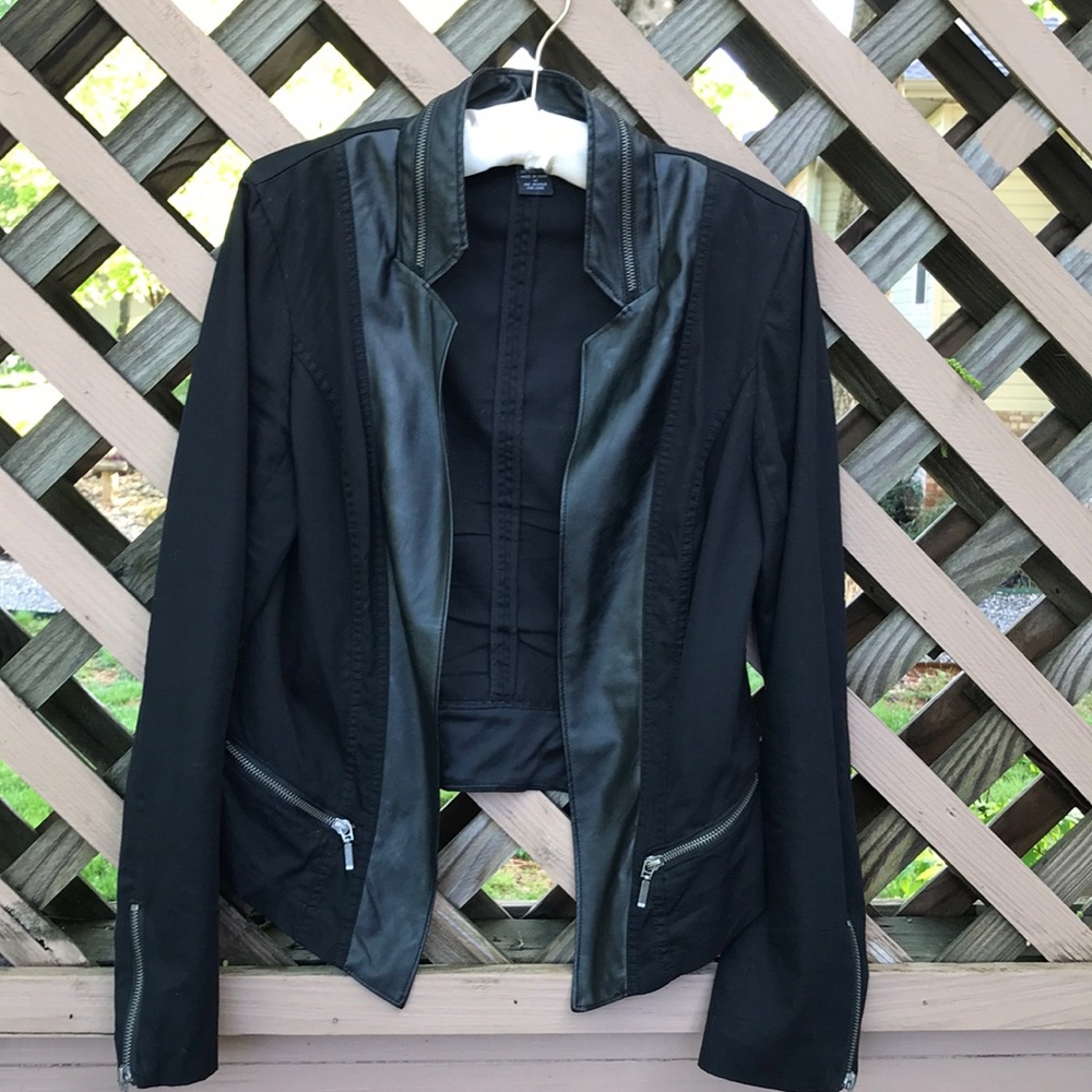 Stylish Lightweight Black Jacket - image 1